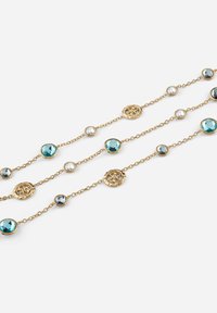 Gouden kettinghalsketting met turquoise en heldere ronde edelstenen, afgewisseld met decoratieve cirkelvormige accenten en verfijnde details.