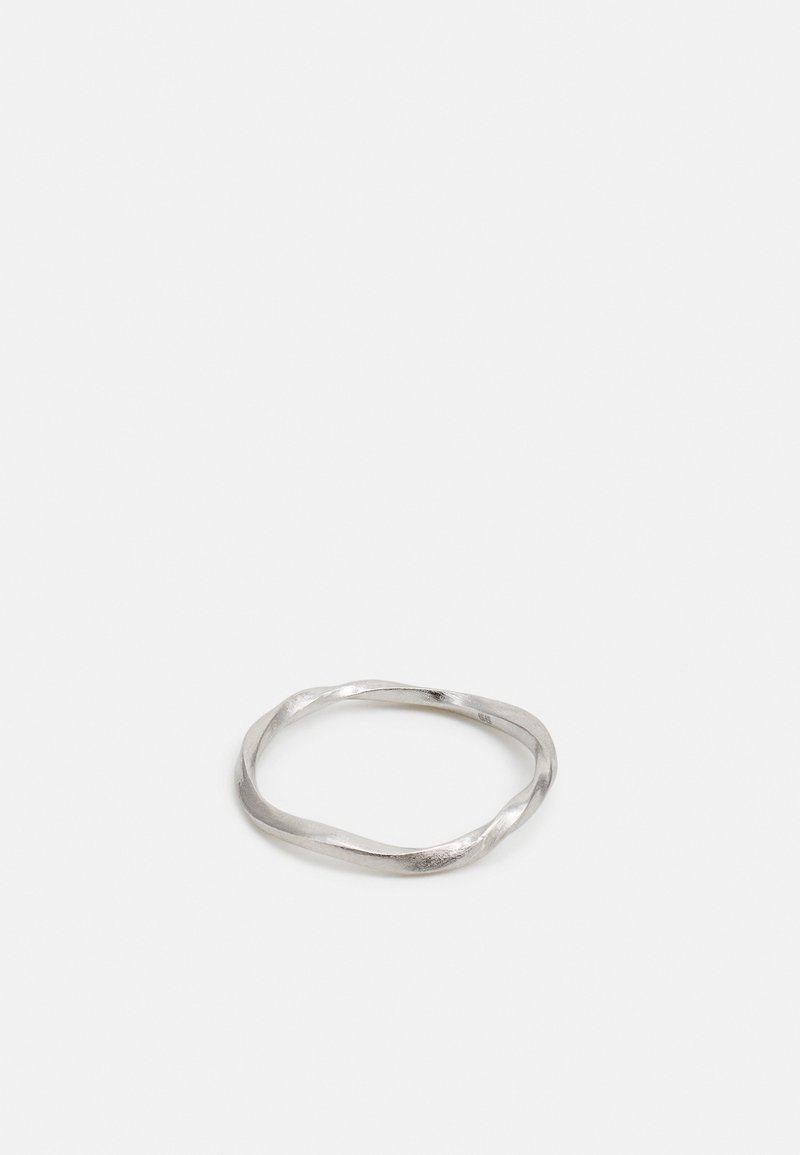 Bague à anneau torsadé en argent avec une forme organique irrégulière sur fond blanc.