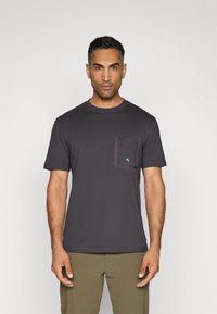 Tricou scurt, de culoare gri închis, din bumbac. Are un buzunar pe piept cu un mic logo albastru și o gât deschis de tip crew.