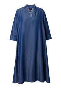 Weit geschnittenes, knielanges blaues Kleid mit dreiviertel Ärmeln, V-Ausschnitt und gemustertem innerem Kragen.