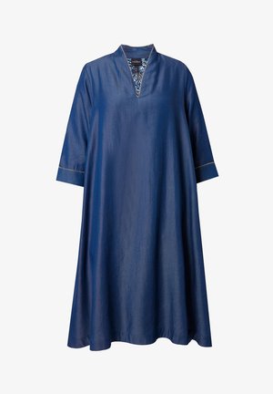 Luźna, sięgająca kolan niebieska sukienka z rękawami do łokci, dekoltem w serek oraz wzorzystym detalem pod kołnierzem wewnętrznym.