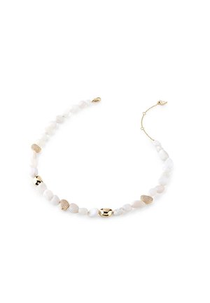 Halskæde med hvide, uregelmæssige perler, guldfarvede detaljer inklusive hjerteformede charms med krystaller og en lille logo-plade, guldkæde med lås.