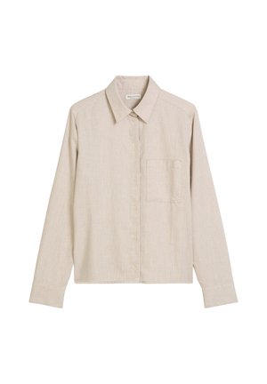 Chemise en lin beige à manches longues avec un col pointu, fermeture à boutons sur le devant et poche poitrine ; texture lisse et coupe décontractée.