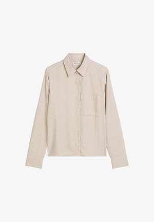 Chemise en lin beige à manches longues avec un col pointu, fermeture à boutons sur le devant et poche poitrine ; texture lisse et coupe décontractée.