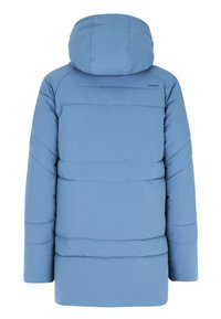 Blauwe pufferjas met een capuchon, kenmerkend door horizontale stiksels, een gladde textuur en een logo nabij de bovenrug. Achteraanzicht weergegeven.