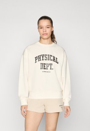 Lys beige hettegenser med "PHYSICAL DEPT." i mørkegrå skrift. Kombinert med beige shorts med merkenavnet i liten tekst.