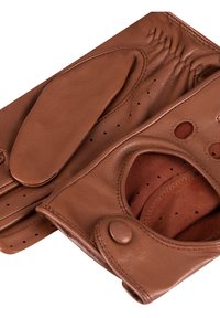 Guantes de cuero marrón con diseño sin dedos, que cuentan con una textura suave, perforaciones y un cierre de botón para un ajuste seguro.