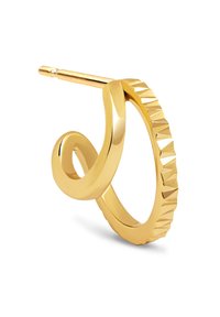 Pendiente de aro en tono dorado que presenta un diseño torcido y suave con un borde texturizado y acentos triangulares, creando un contraste visual y detalle.