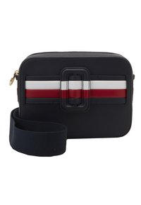 Zwarte synthetische schoudertas met een gestructureerde vorm, voorzien van een gedurfde rode, witte en rode streepdesign en een rechthoekige gespaccent.