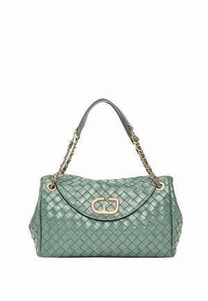 Borsa a tracolla in pelle intrecciata verde con catena dorata e cinturino in pelle, caratterizzata da una chiusura dorata sulla patta frontale.