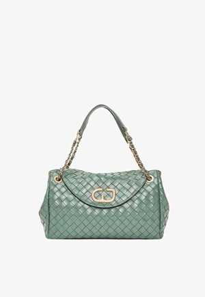 Borsa a tracolla in pelle intrecciata verde con catena dorata e cinturino in pelle, caratterizzata da una chiusura dorata sulla patta frontale.