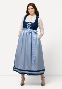 Vestido dirndl azul con cuerpo de estampado floral, mangas largas con encaje, falda de satén y lazo. Presenta un escote cuadrado y bolsillos.