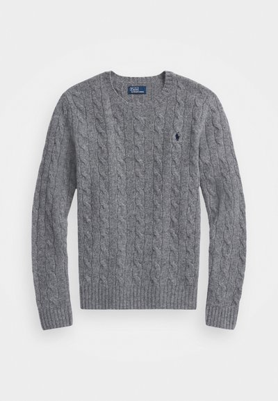 Γκρι πουλόβερ από καλωδίωση με μακριά μανίκια, στρογγυλή λαιμόκοψη και ριμπ μανσέτες και στρίφωμα. Διαθέτει ένα μικρό κεντητό λογότυπο στο στήθος.