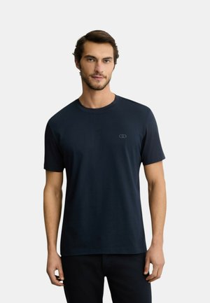T-shirt corto di colore blu scuro, realizzato in tessuto morbido, con scollatura rotonda e un piccolo logo ricamato sul lato sinistro del petto.