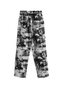 Pantalones de patrón en blanco y negro, hechos de tela suave, con una cintura elástica y dos bolsillos traseros con cierres tipo solapa.