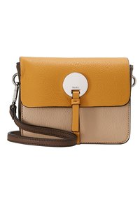 Borsa a tracolla in pelle con flap superiore giallo, corpo beige e un accent di hardware rotondo in argento. Include una tracolla marrone rimovibile.