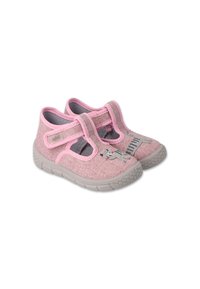 Różowe buty z tkaniny o teksturowej powierzchni, z podwójnymi paskami na rzepy i gumową podeszwą; posiadają uroczy haft w kształcie zwierzęcia z przodu.