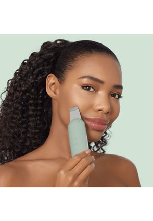 GESKE, MICROCURRENT SKIN SCRUBBER BLACKHEAD REMOVER 9 IN 1 - Skincare tool - green