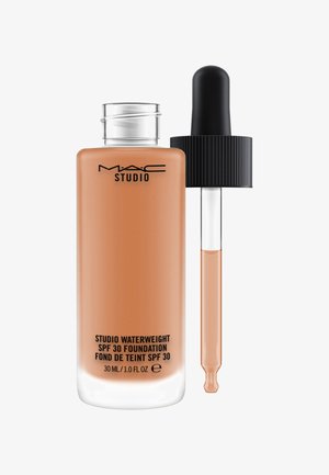 Fondotinta MAC Studio Waterweight SPF 30 in una bottiglia di vetro trasparente, 30 ml, con un liquido beige e un tappo contagocce nero.