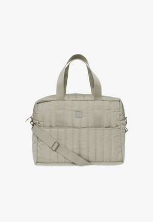 Sac à épaule matelassé gris clair avec deux poignées supérieures et une bandoulière réglable. Présente un motif cousu et un petit logo à l'avant.