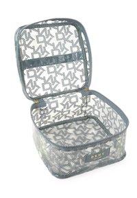 Neceser cosmético rectangular y transparente con un diseño gris con patrón. Hecho de material transparente, con cierre de cremallera y acentos en dorado.