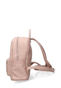 Zaino in pelle rosa chiaro con finitura testurizzata, chiusura superiore con zip, tasche laterali e spallacci regolabili. Superficie liscia con cuciture sottili.