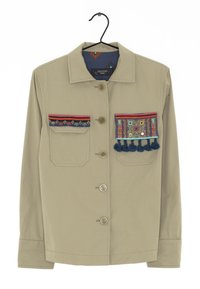 Khaki-Jacke mit zwei dekorativen Taschen. Verfügt über gestickte Akzente in Rot und Blau sowie kleine blaue Quasten an einer Tasche. Fünf Knöpfe.