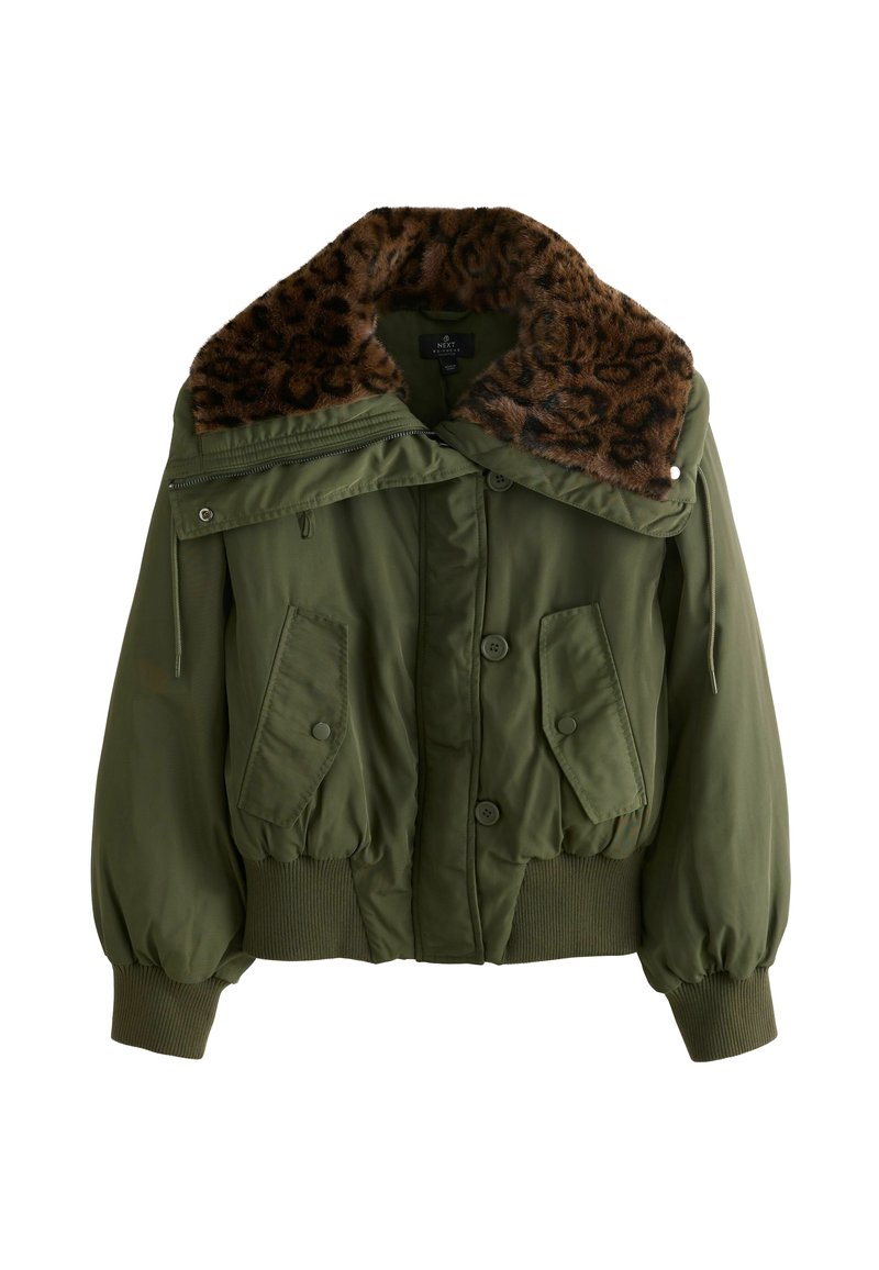 Olive zelená bomber bunda s golierom z umelého kožúška so vzorom leopardích škvŕn, rebrovanými manžetami, dvoma prednými vreckami a gombíkovým zapínaním na prednej strane.