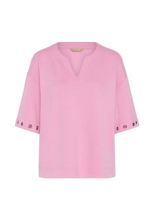 Gaiši rozā īss piedurkņu tops ar V veida izgriezumu un sudraba acs detaļām pie piedurkņu apakšmalām.