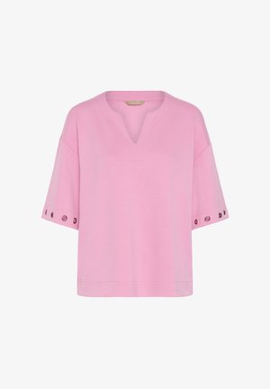 Gaiši rozā īss piedurkņu tops ar V veida izgriezumu un sudraba acs detaļām pie piedurkņu apakšmalām.