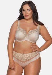 Set di reggiseno beige e perizoma abbinato con dettagli in pizzo floreale, finitura liscia, spalline regolabili e sottili accenti di cucitura.