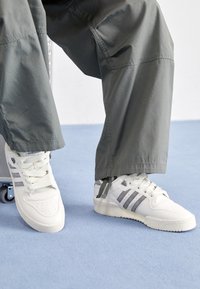 adidas Originals RIVALRY UNISEX - Joggesko - core white/grey three/off white
