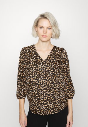 Blusa com estampado de leopardo, decote em V, mangas 3/4 e corte solto. Feita de tecido leve com uma textura suave e botões pretos.