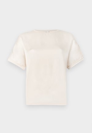 Majica s kratkimi rokavi in okroglim ovratnikom v off-white barvi, izdelana iz gladkega materiala, s sproščenim fitom in minimalnimi šivi na rokavih.