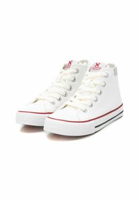 Zapatillas deportivas altas blancas con parte superior de lona, ojales de metal, suela de goma blanca, banda de acento roja y etiqueta de marca en la lengua.
