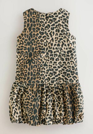 Rochie cu imprimeu leopard, având tiv cu volane, design fără mâneci și închidere cu fermoar la spate. Culorile includ bej, negru și verde închis.