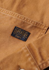 Superdry & Co CHORE - Spijkerjas - denim co tobacco brown