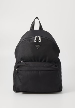 Schwarzer Guess-Rucksack mit Frontreißverschlusstasche, doppelten oberen Reißverschlüssen und einem einzelnen Tragegriff vor schlichtem, hellem Hintergrund.