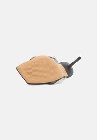 Mustat stiletto-korkokengät terävällä kärjellä. Läpinäkyvä hihna ja teksturoitu beige pohja, jossa on vaakasuorat urat pidon parantamiseksi.
