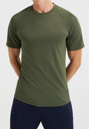 Olivengrøn kortærmet sportstrøje lavet af glat, elastisk stof. Har en rund halsudskæring og synlige syninger på skuldrene.