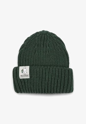 Tummanvihreä ribbikuvioitu pipo, jossa on käänteinen reunus ja valkoinen kangas, jossa on sarjakuvahahmo ja teksti "MOOMIN by NORDICBUDDIES".