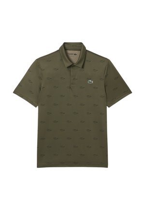 Olivgrünes Poloshirt aus glattem Stoff, mit einem wiederholten Logomuster und einem kleinen gestickten Logo auf der Brust.