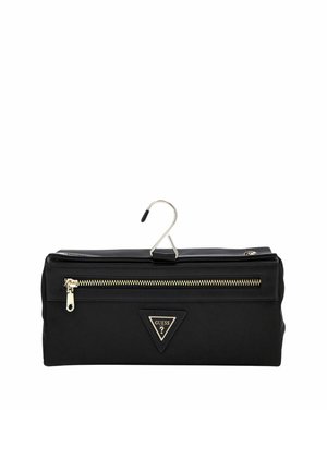 Borsa da toilette nera sospesa con zip dorata e logo Guess, dotata di un gancio metallico per un facile appendimento.