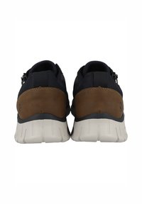 Dunkelblaue Netz-Sneaker mit braunen Wildlederakzenten, ausgestattet mit einer strukturierten Gummisohle und zwei hinteren Zuglaschen für ein einfaches Anziehen.