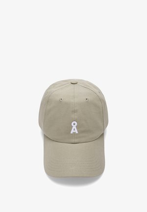 Khaki baseballcap van katoen met een gebogen rand, zes ventilatiegaatjes en een witte geborduurde logo aan de voorkant.