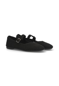 Bailarinas de textil negro, acanaladas, con una correa y detalle de hebilla plateada. Diseñadas con una punta redonda y plana y una suela flexible.