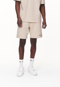 Pegador LOGO - Shorts - washed desert sand/black gum