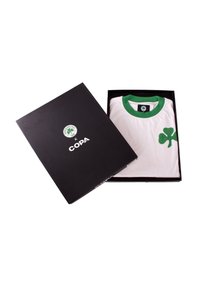 Witte t-shirt met groene kraag en klavertjevier ontwerp op de borst, gepresenteerd in een zwarte doos met witte tekst voor branding.