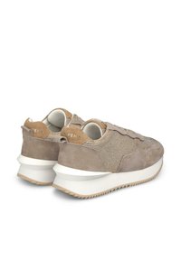 Sneakers in suede e mesh beige con accenti testurizzati, foderatura imbottita e suola bianca con design rigato. Branding sottile sul tallone.