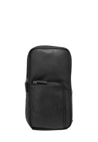 Mochila de cuero negro con textura suave, cuenta con un bolsillo con cremallera en la parte frontal y un logo en relieve. Diseño compacto con bordes redondeados.